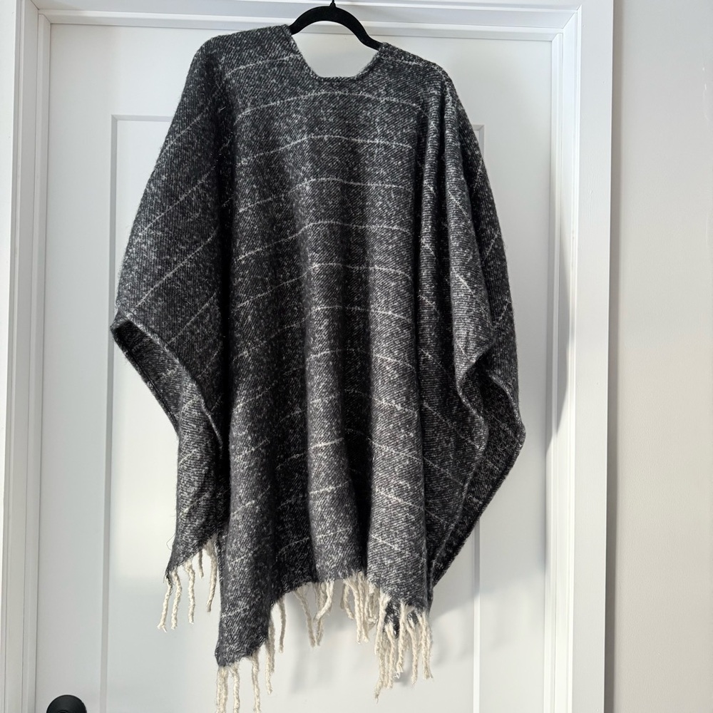 NWT- Women’s Chic Black Woolrich Shawl/Wrap One Size - Picture 4 of 10
